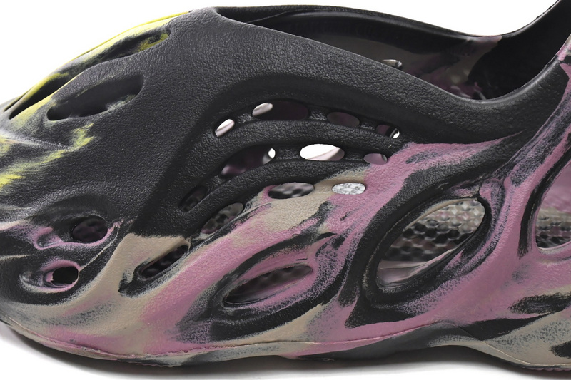 Adidas Yeezy Foam Runner MX Carbon