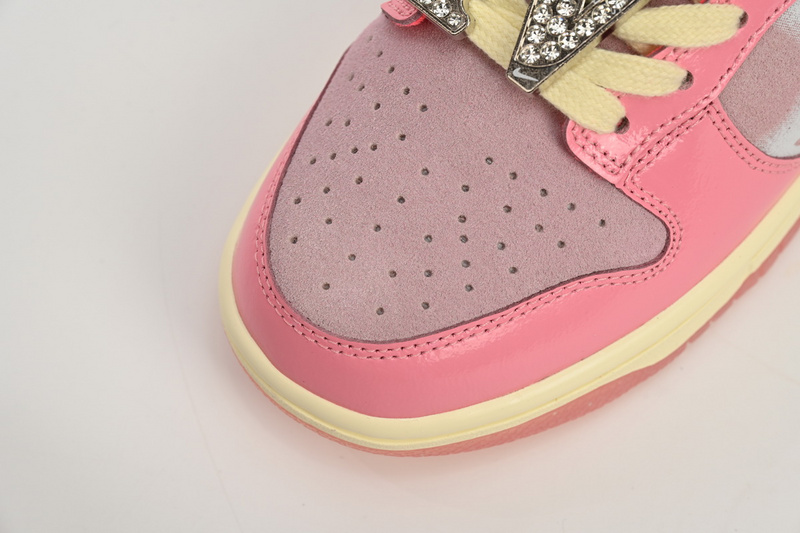 SX Nike SB Dunk Low LX”Barbie Pink