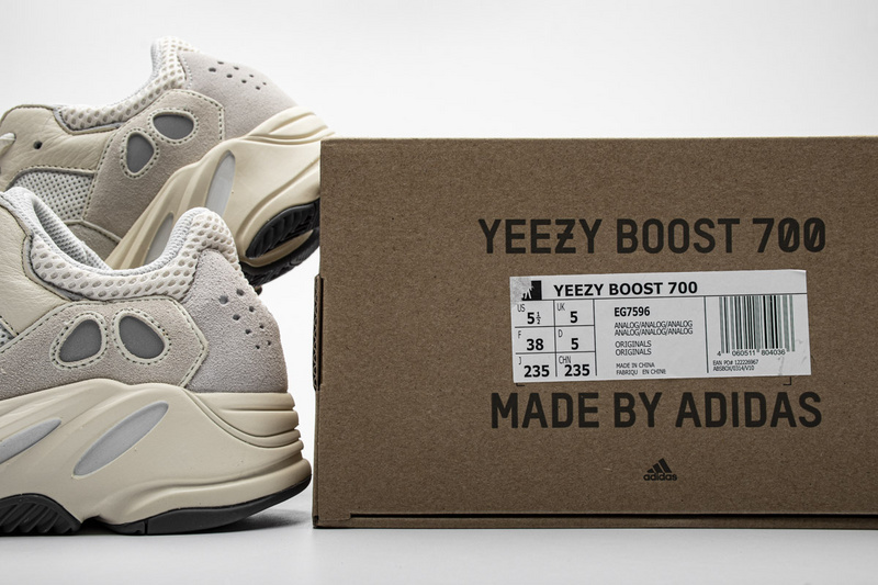 AH Yeezy Boost 700“Analog”