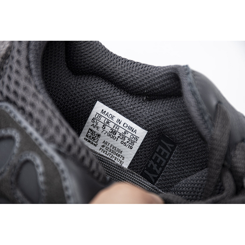AH Yeezy Boost 700“Utility Black”