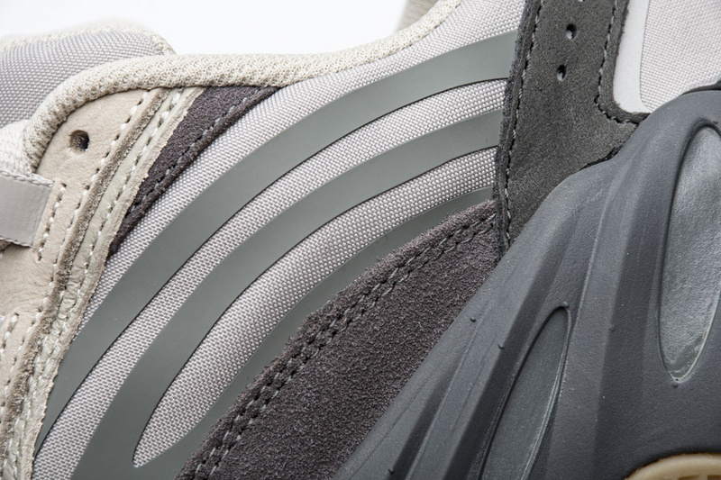 AH Yeezy Boost 700 V2“Tephra”