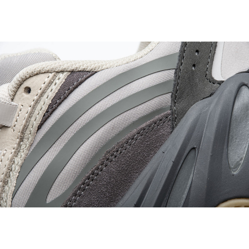AH Yeezy Boost 700 V2“Tephra”