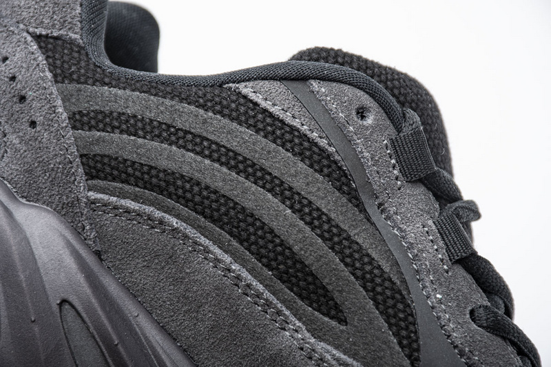 AH Yeezy Boost 700 V2“Vanta”