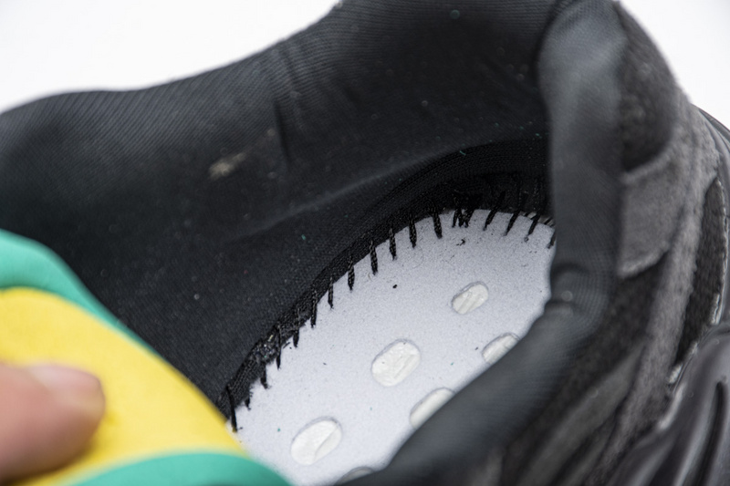 AH Yeezy Boost 700 V2“Vanta”