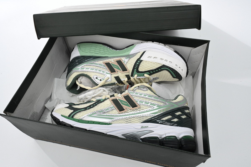 NEW BALANCE White Green