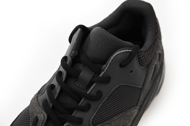 OG Yeezy Boost 700“Utility Black”