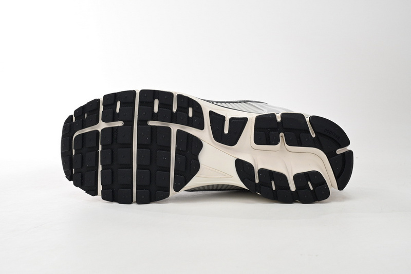 Nike Air Zoom Vomero 5 Silver