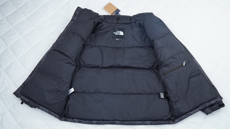 TheNorthFace Splicing White And Black Paper Cuttings