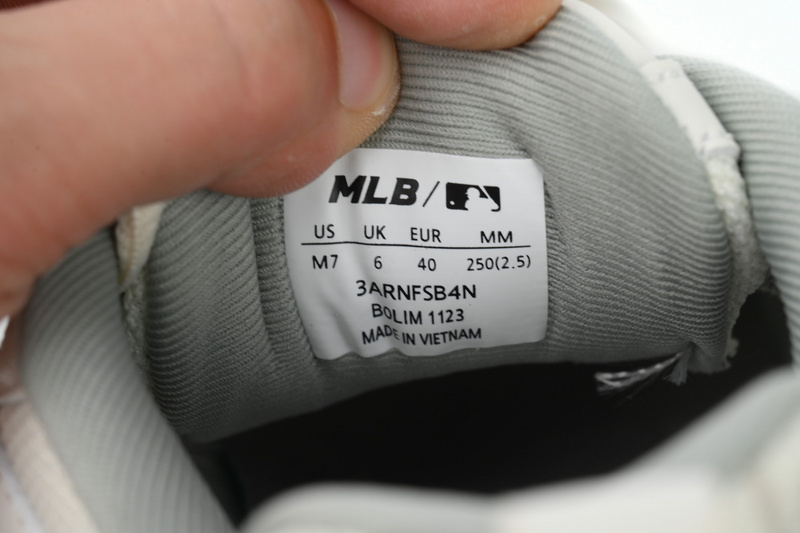 MLB Fast Ball Classic Monogram New York Yankees Sneakers W02