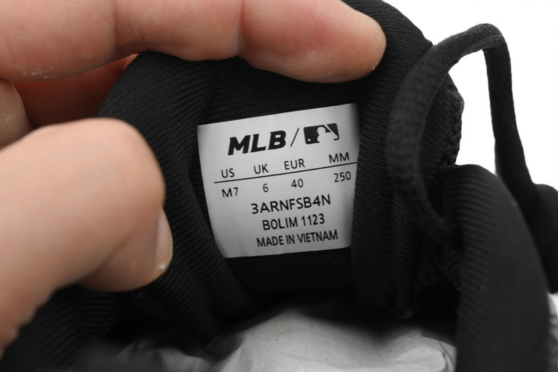 MLB Fast Ball Classic Monogram New York Yankees Sneakers W03