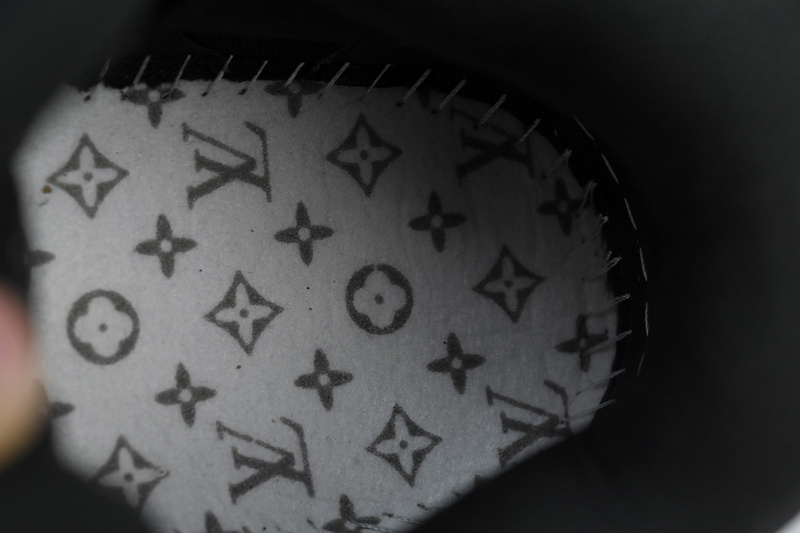 LOUIS VUITTON Trainer All black diamond face