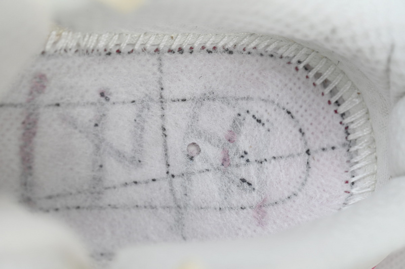 HOKA Clifton 9 'Eggnog Blanc De Blanc'