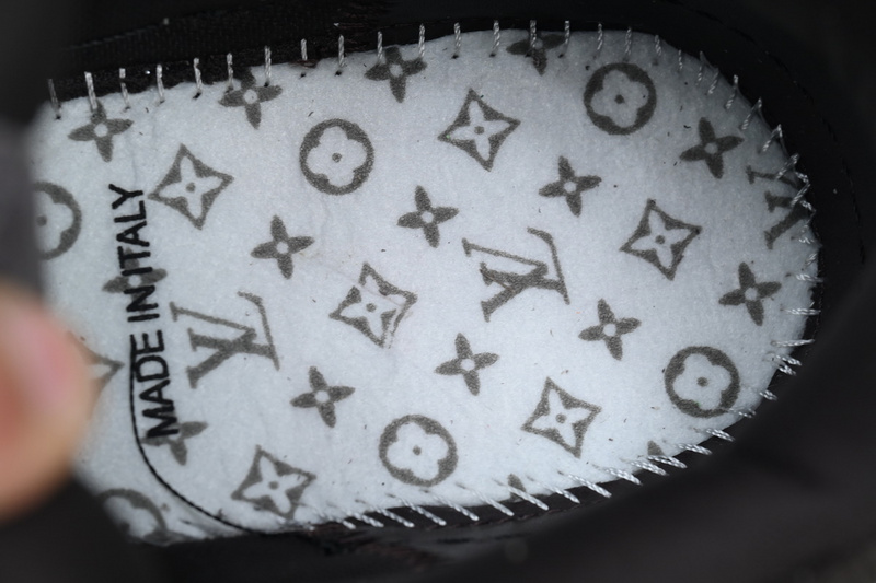 LOUIS VUITTON Trainer black, grey and white diamond