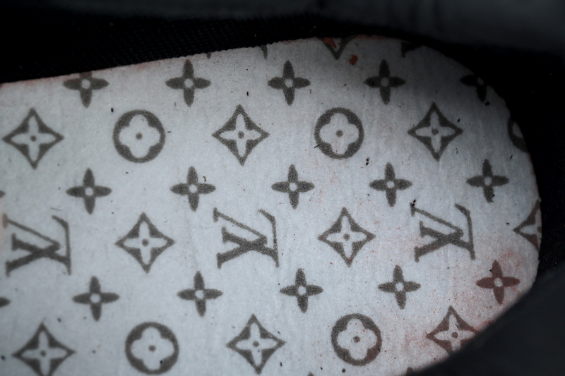 LV Run Away Black White