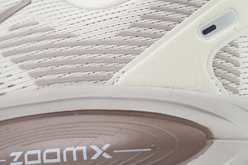 NIKE Vomero 18 Brown