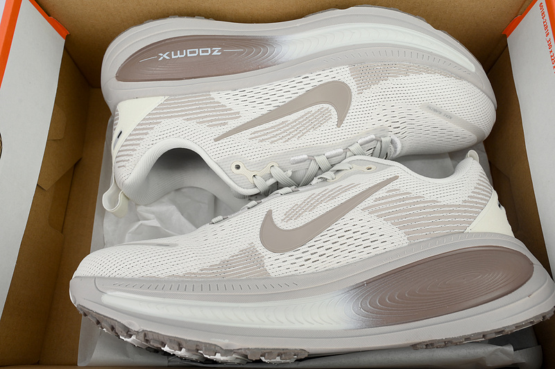 NIKE Vomero 18 Brown