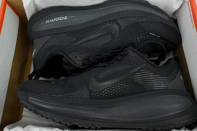 NIKE Vomero 18 'Triple Black'