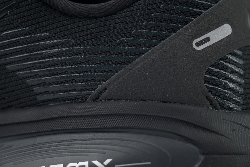 NIKE Vomero 18 'Triple Black'