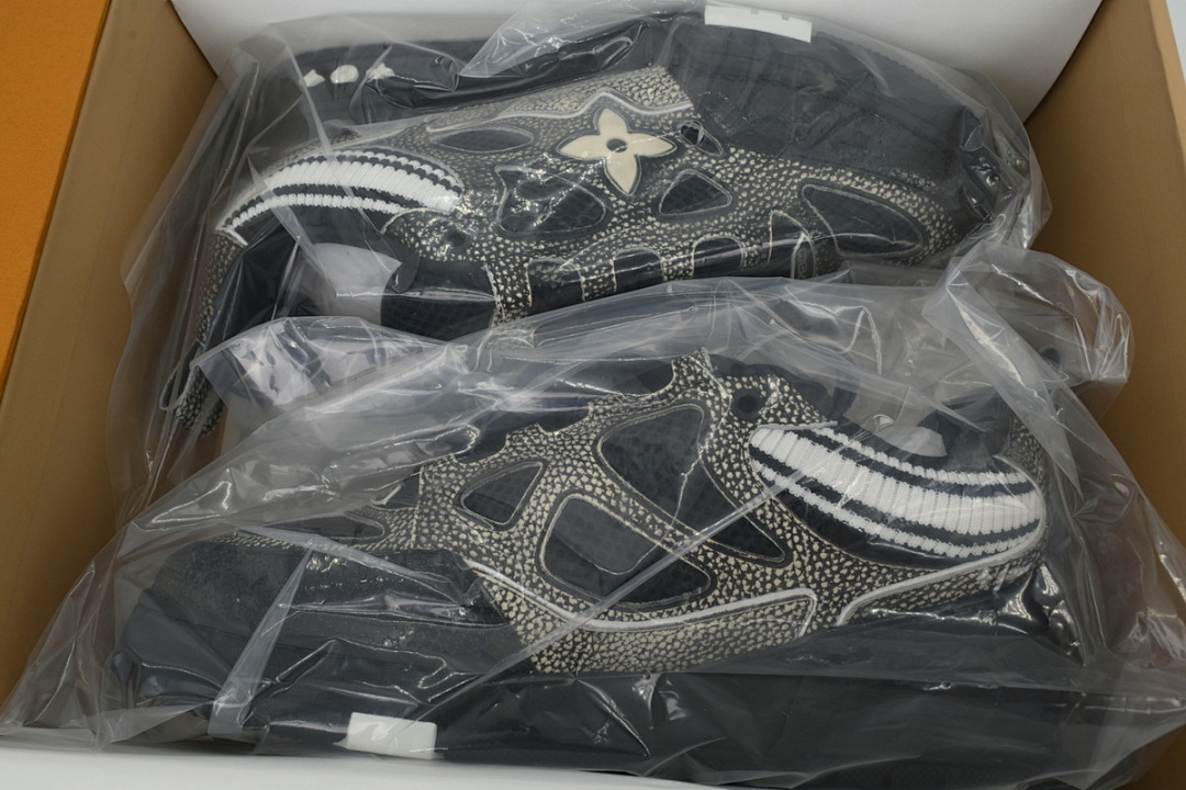  LOUIS VUITTON New Black Woolen Fabric