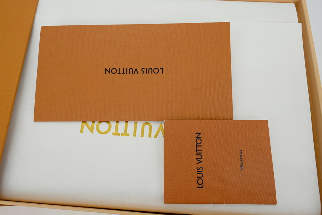  LOUIS VUITTON White Brown