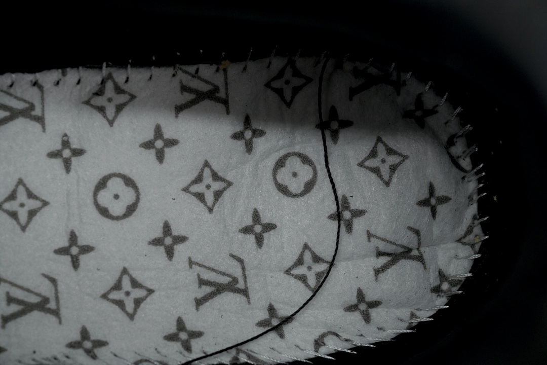 LOUIS VUITTON All Black Diamond Surface