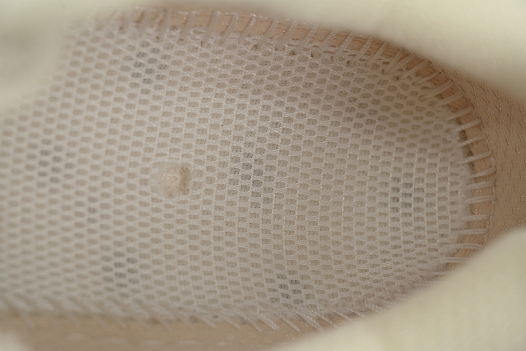 1162031-VCH Wmns Clifton 10 'Vanilla Birch'