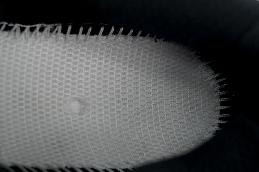 1162050-BWHT Wmns Clifton 10 Wide 'Black White'