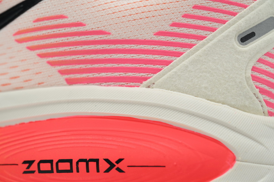 NIKE Vomero 18 Bright Crimson