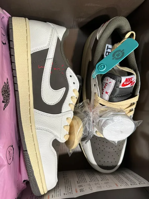 XH Travis Scott x Air Jordan 1 Low Reverse Mocha review 