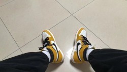  Air Jordan 1 High OG “Yellow Ochre” review Mike Wellington 01
