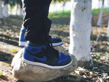  Air Jordan 1 Retro Royal review Lhumm 03