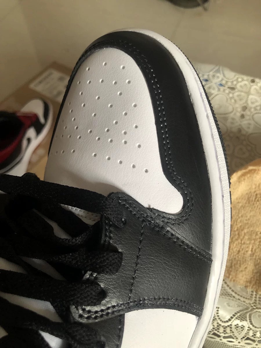Air Jordan 1 Retro High OG Black White review Mooney 02