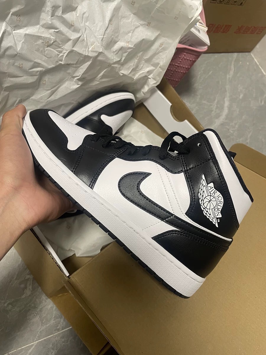 Air Jordan 1 Retro High OG Black White review Mooney 03