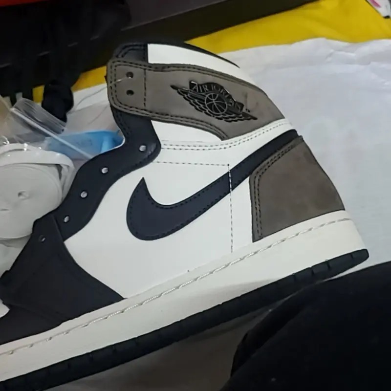Air Jordan 1 Retro High OG Dark Mocha review Boab 01