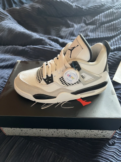 Q4 Batch Air Jordan 4 Retro Military Black review Dorothy 01
