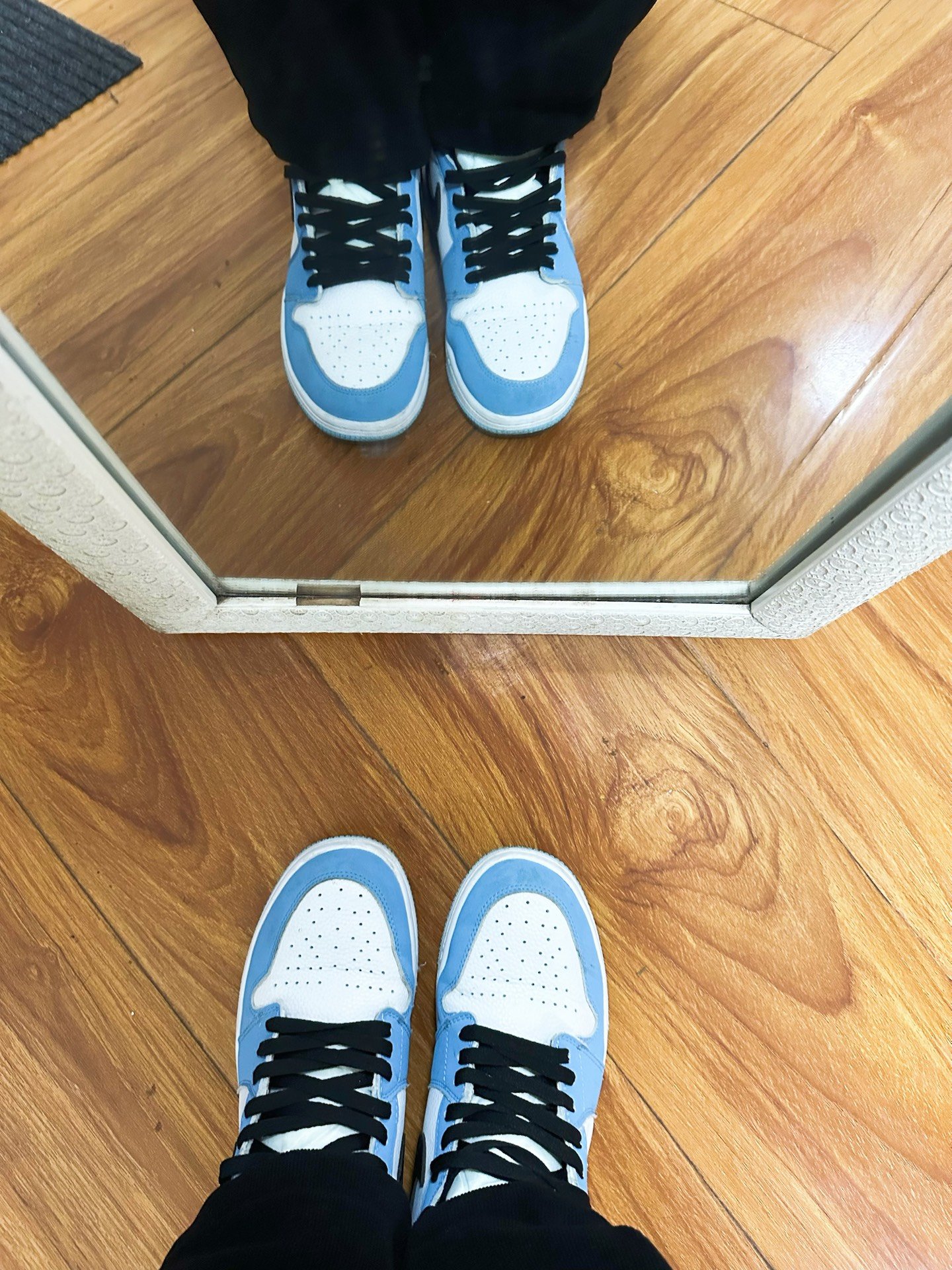 OG Air Jordan 1 High OG University Blue review Leo 02
