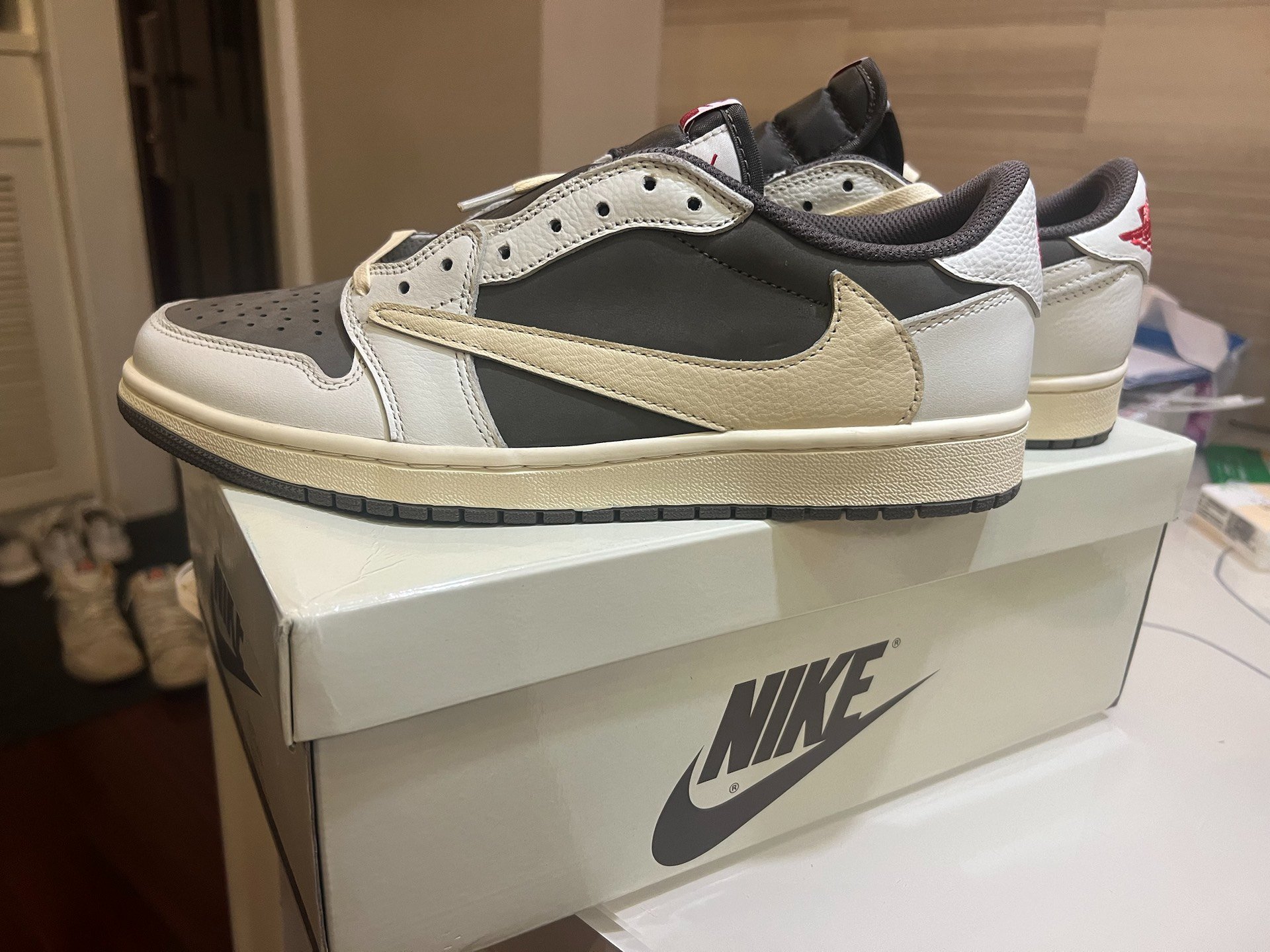 OG Travis Scott x Air Jordan 1 Low White Brown Barb review Xiu 01