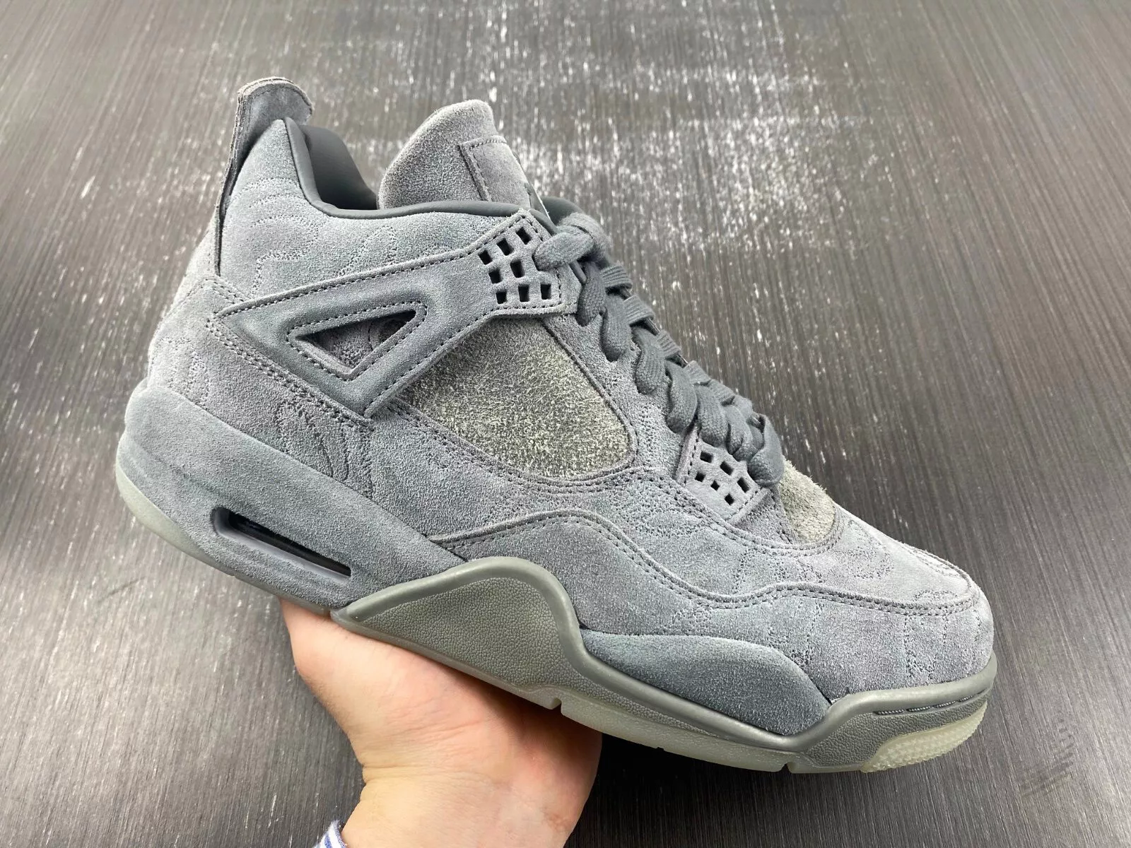 Q4 Batch KAWS X Air Jordan 4 Retro review Priscila 02