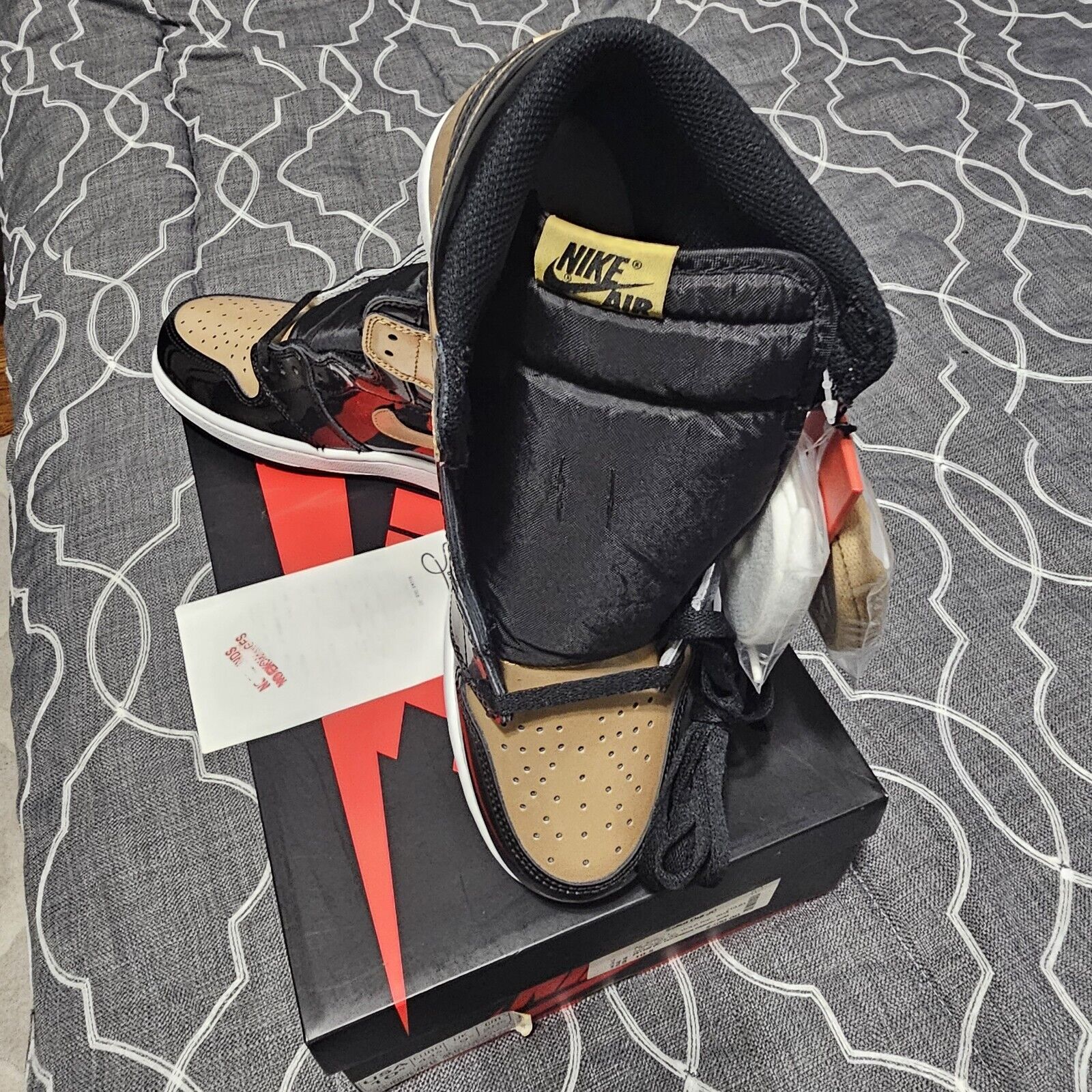  XP Air Jordan 1 Retro High OG “Gold Toe”  review Henry 01