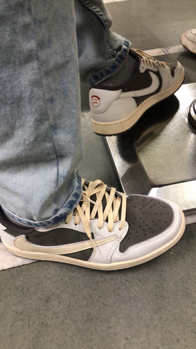  XPTravis Scott x Air Jordan 1 Low White Brown Barb review Nora 02