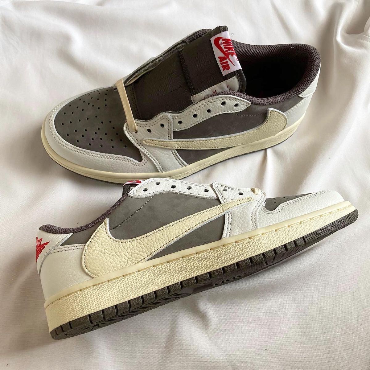  XPTravis Scott x Air Jordan 1 Low White Brown Barb review Cara 01