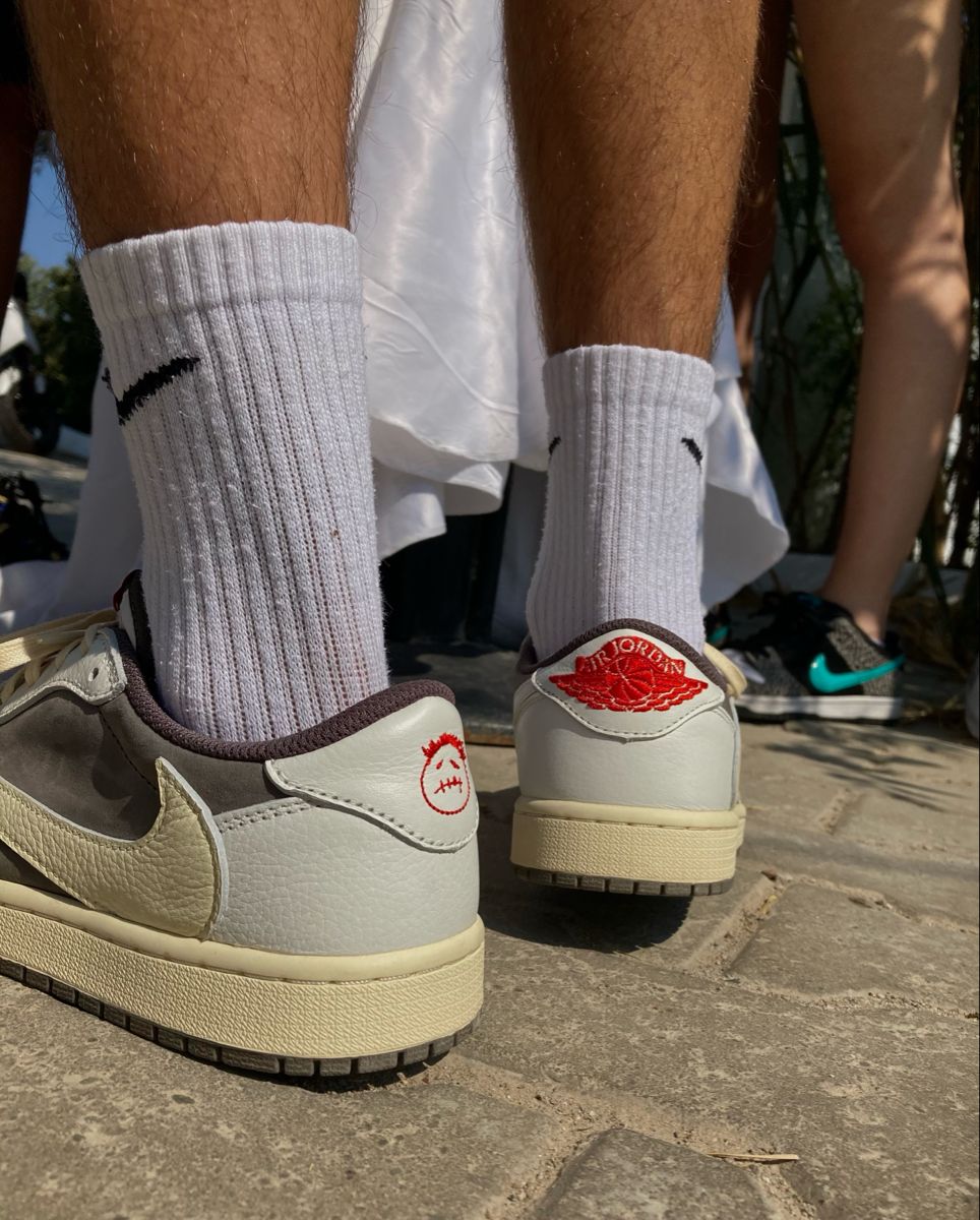  XPTravis Scott x Air Jordan 1 Low White Brown Barb review Cara 02