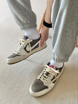  XPTravis Scott x Air Jordan 1 Low White Brown Barb review Ella 02