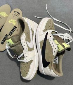 XP Travis Scott x Air Jordan 1 Low Black, White, Green review Tina 02