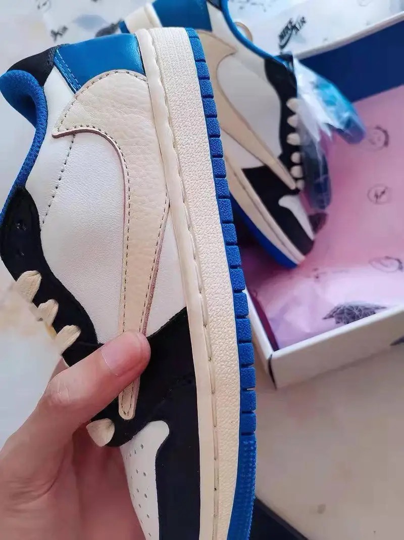 DB  Travis Scott x Fragment Design x Air Jordan 1 Low review Amy 02
