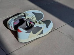 DB Travis Scott x Air Jordan 1 Low OG Reverse Mocha review Olivia 03