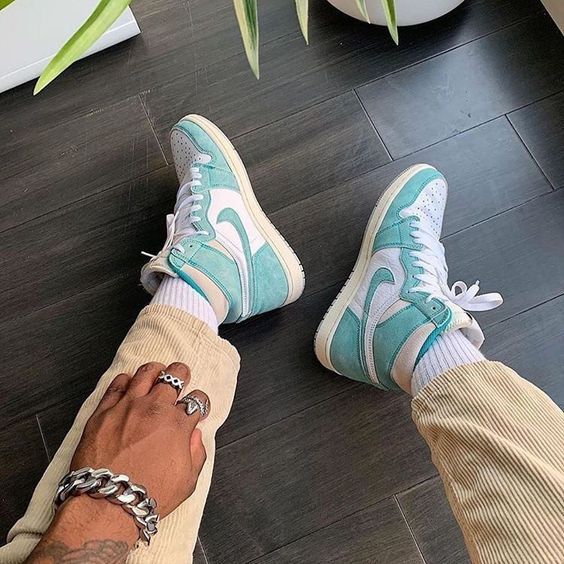 XH Air Jordan 1 High OG“Turbo Green” review Bella