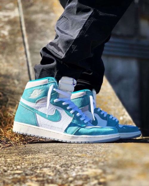 XH Air Jordan 1 High OG“Turbo Green” review 