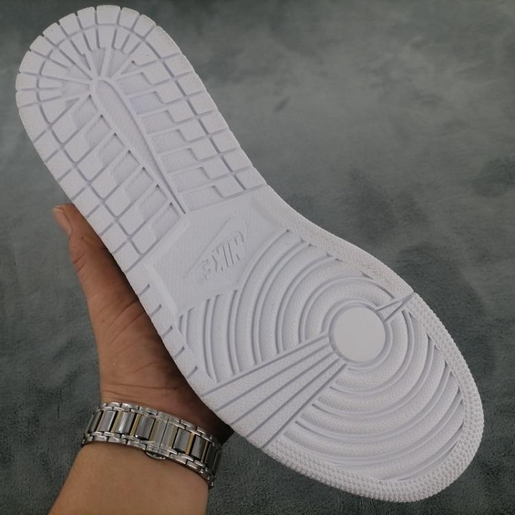  PRO   Travis Scott x Air Jordan 1 Low WhiteBlue review Bella 02