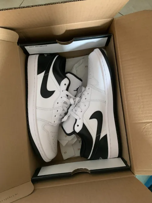 XH Travis Scott x Air Jordan 1 Low White Black review 